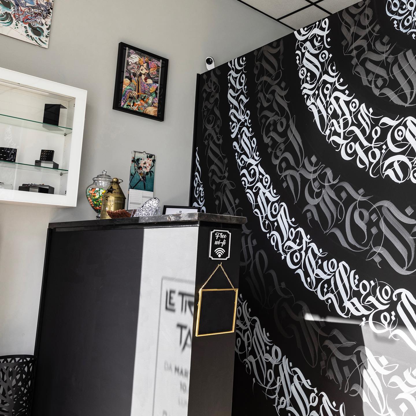 Dettaglio degli interni dello studio con decorazioni a muro